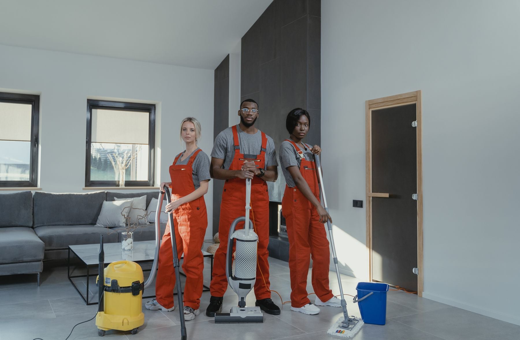 Préstamos para Empresas de Limpieza: Nómina, Equipo, Contratos y Crecimiento (2026) 2 Equipo de limpieza comercial uniformado en las instalaciones de un cliente