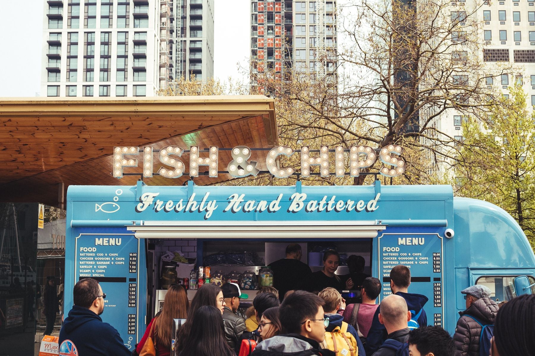 Préstamos para Food Trucks y Catering: Camiones, Equipo, Eventos y Capital de Trabajo (2026) 2 Food truck atendiendo clientes en una calle de la ciudad
