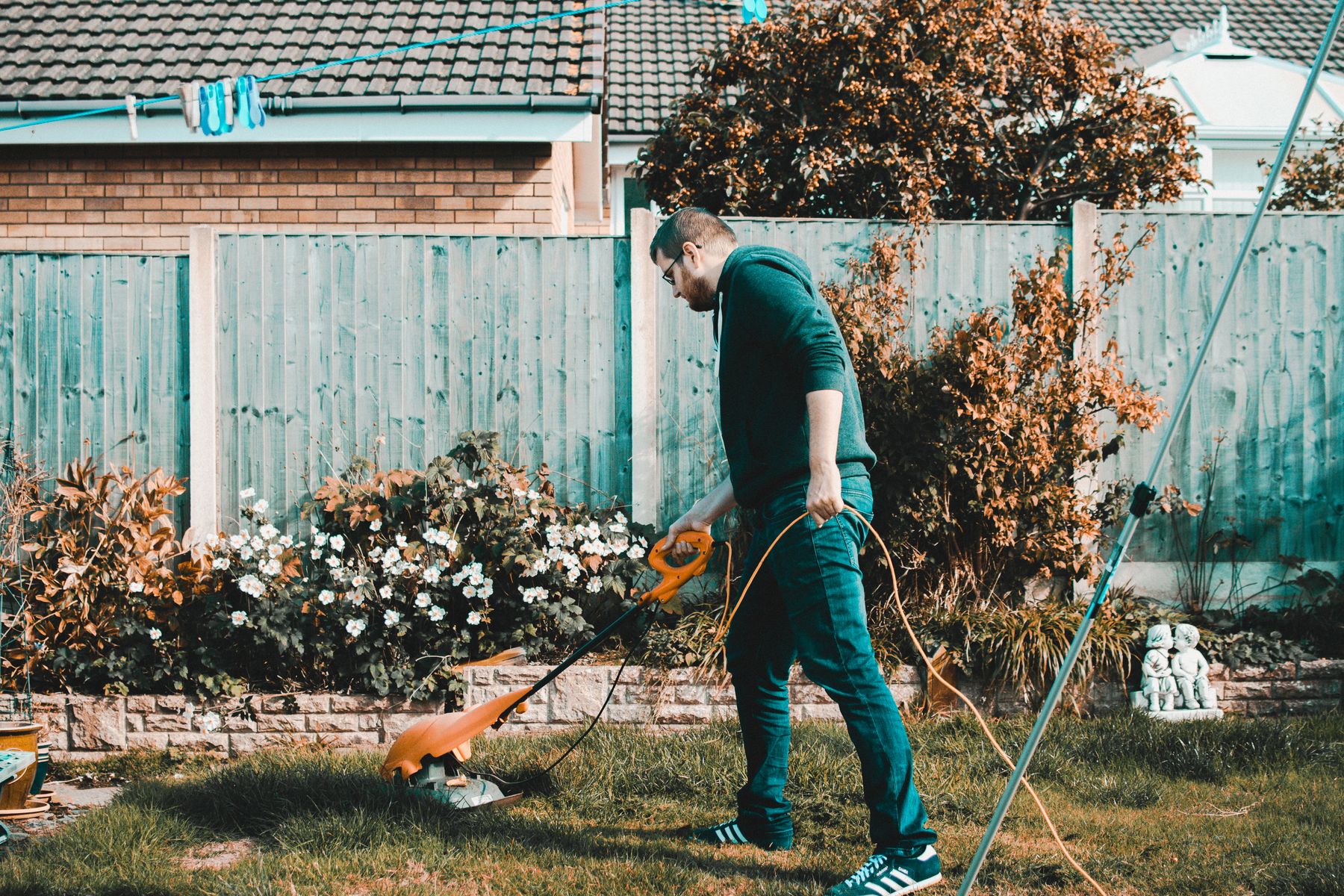 Préstamos para Negocios de Jardinería y Paisajismo: Equipo, Temporada y Crecimiento (2026) 2 Jardinero profesional cortando el césped con una podadora comercial