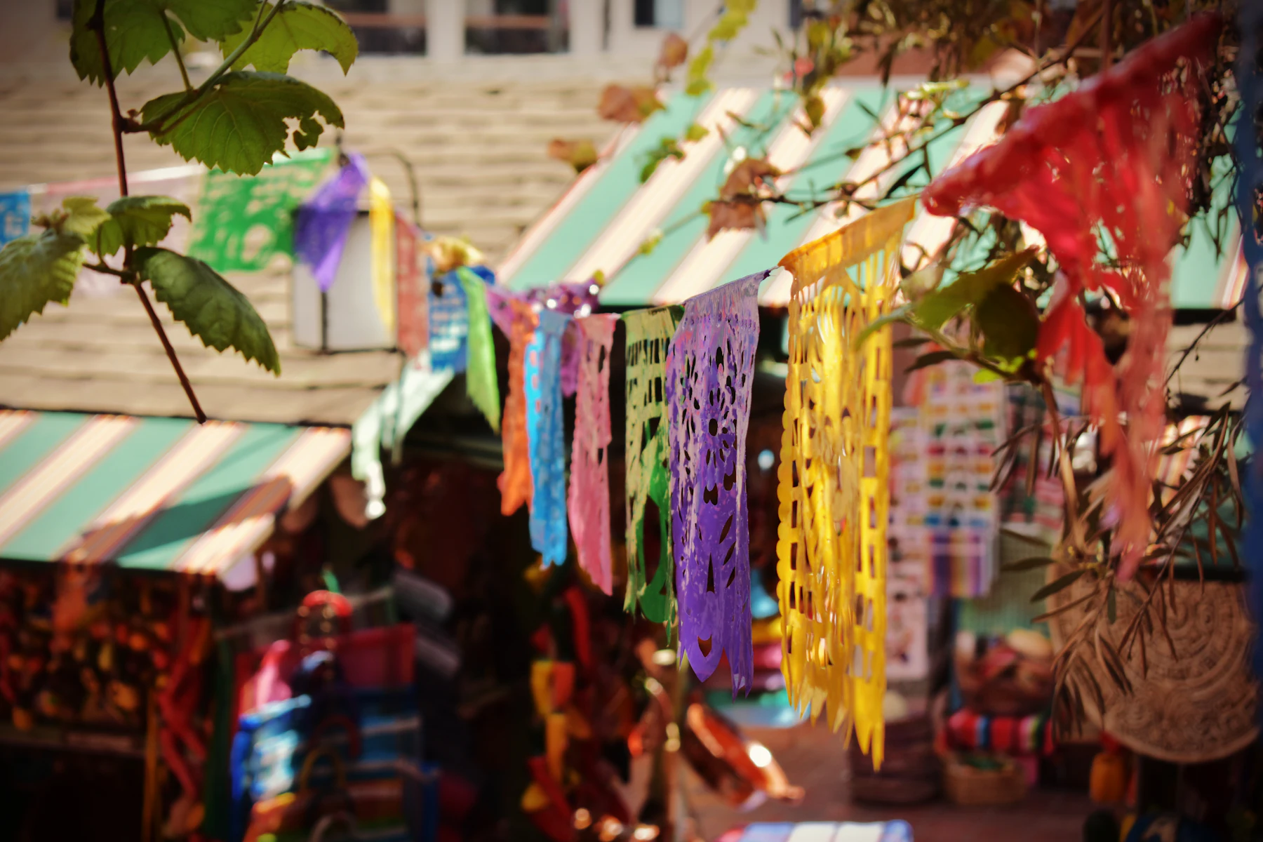 Préstamos para Negocios en Los Ángeles, CA: Financiamiento Rápido para Negocios Establecidos 2 Banderines de colores colgando en un mercado al aire libre