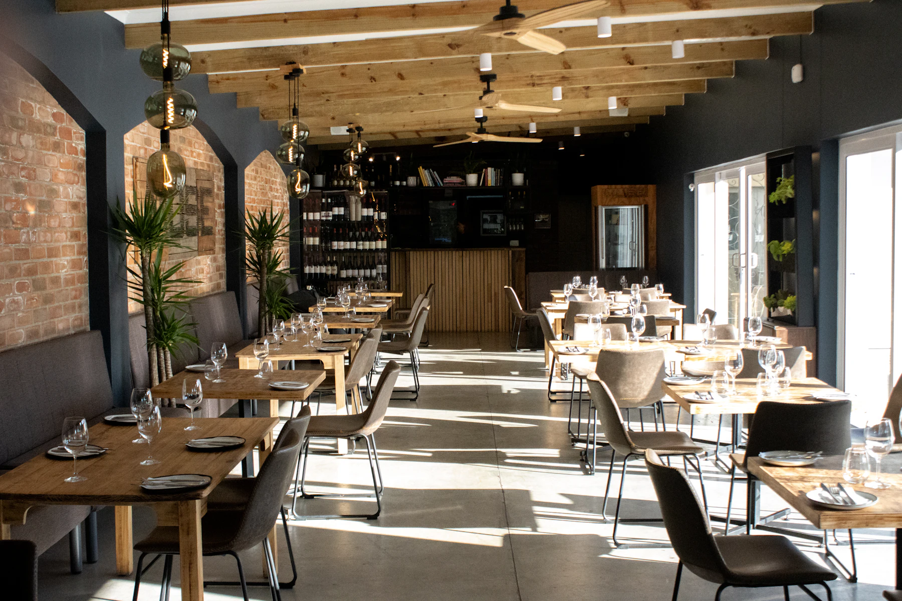 Préstamos para un Segundo Local: Cómo Financiar una Nueva Sucursal y su Remodelación 2 Interior de un restaurante con mesas, sillas y pared de ladrillo