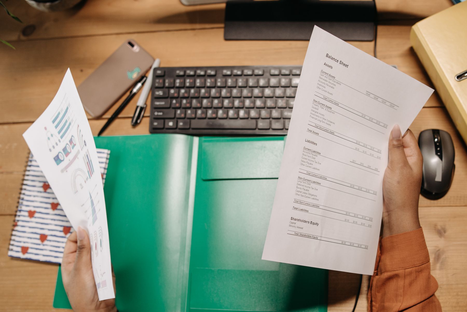Requisitos para un Préstamo SBA en 2026: Lista Completa de Documentos y Criterios 2 Dueño de negocio revisando documentos financieros en su escritorio